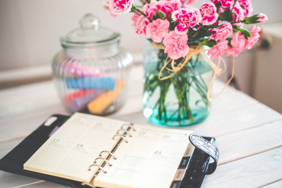 Overzichtelijke planning met agenda, notities en georganiseerde weekindeling voor persoonlijke groei en coaching.